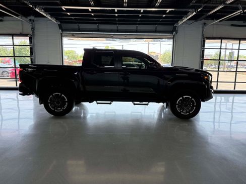 Used 2024 Toyota Tacoma TRD Sport AWD/4WD image 7
