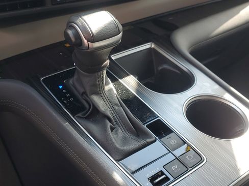 Used 2023 Toyota Sienna Limited image 26