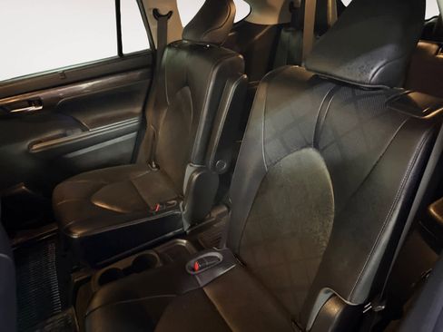 Used 2022 Toyota Highlander Platinum image 17