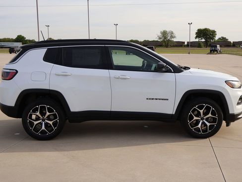 Used 2025 Jeep Compass Limited AWD/4WD image 5