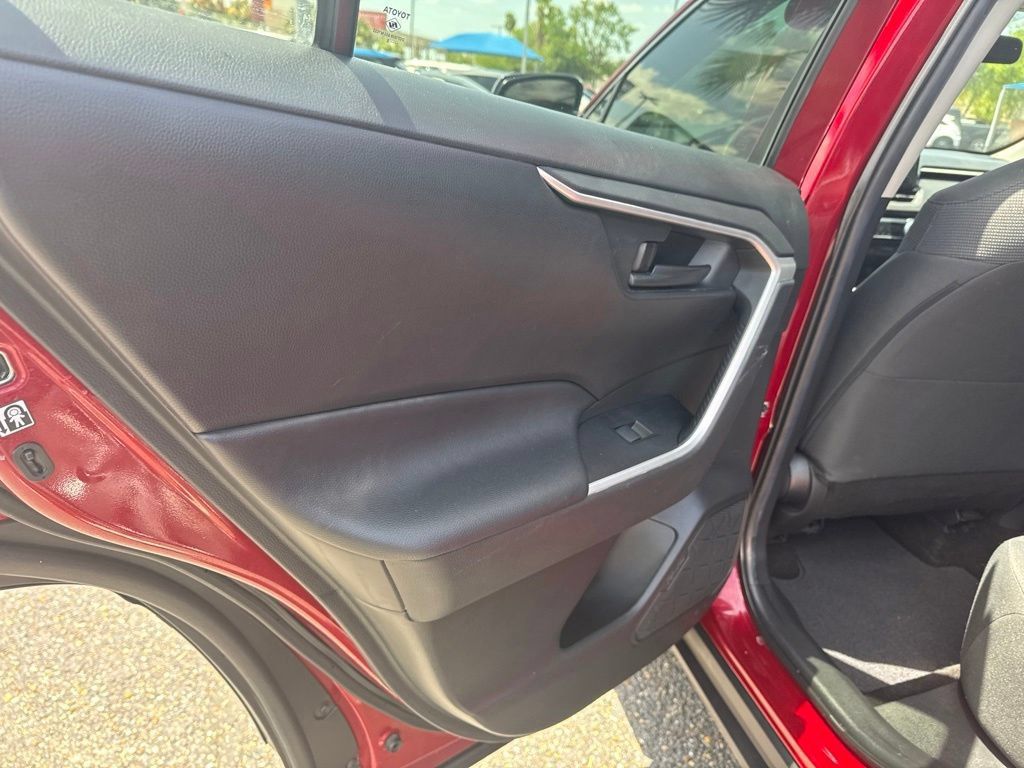 Used 2020 Toyota RAV4 LE FWD image 20