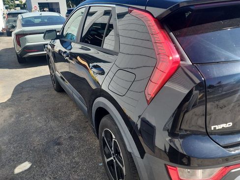 Used 2023 Kia Niro EX FWD image 5