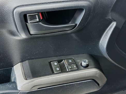 Used 2018 Toyota Tacoma SR5 w/ SR5 Appearance Package (SM) image 17