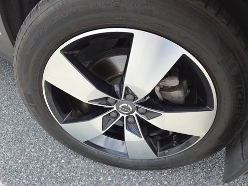 Used 2020 Volvo XC40 T4 Momentum w/ Protection Package Premier FWD image 10
