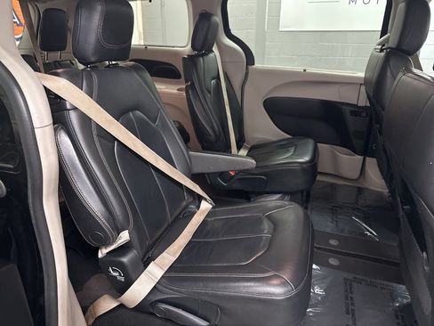 Used 2017 Chrysler Pacifica Touring-L FWD image 20