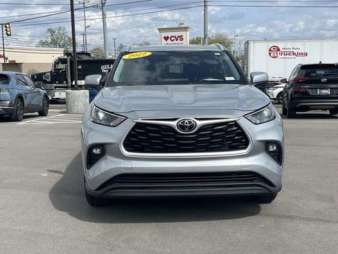 Used 2022 Toyota Highlander XLE image 2