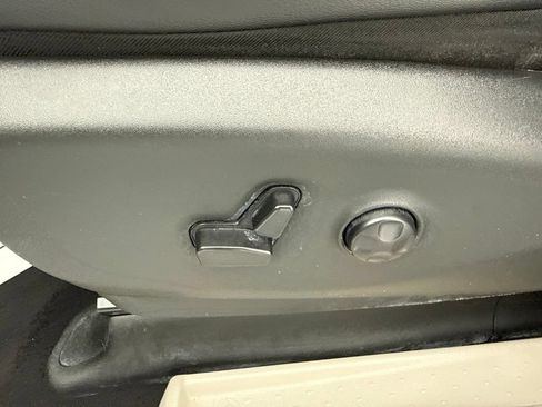 Used 2024 Chrysler Pacifica Limited FWD image 22