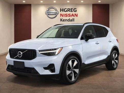 Used 2026 Volvo XC40 B5 Plus AWD/4WD image 3