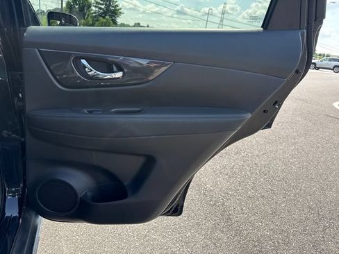 Used 2019 Nissan Rogue SV AWD/4WD image 16