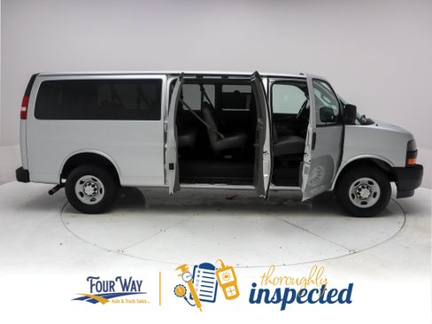 Used 2018 Chevrolet Express 3500 LS RWD image 3