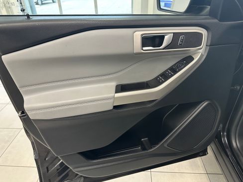 Used 2022 Ford Explorer XLT w/ Equipment Group 202A image 12