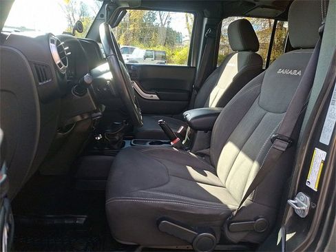 Used 2018 Jeep Wrangler Unlimited Sahara w/ Connectivity Group image 15