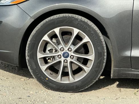 Used 2019 Ford Fusion SE image 12