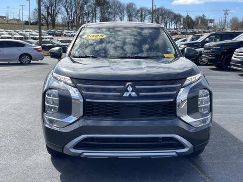Used 2025 Mitsubishi Outlander SE image 2