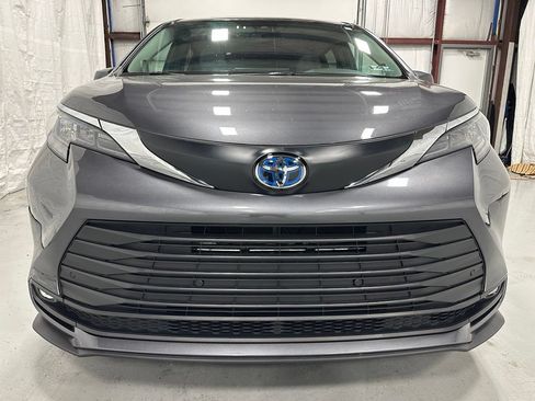 Used 2025 Toyota Sienna XLE w/ XLE Plus Package AWD/4WD image 2