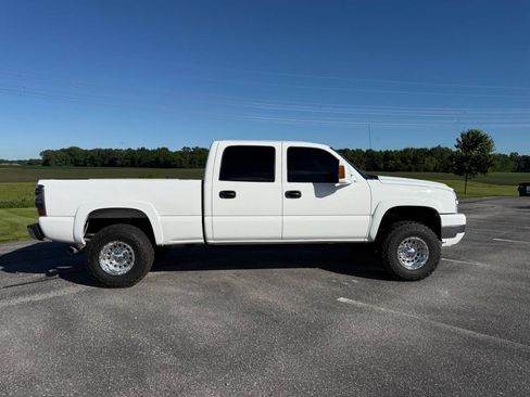 Used 2007 Chevrolet Silverado 2500 LT w/ Heavy-Duty Power Package AWD/4WD image 4