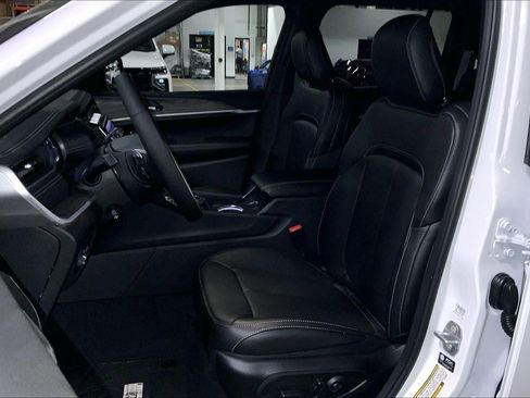 New 2025 Jeep Grand Cherokee Limited w/ Luxury Tech Group II image 9