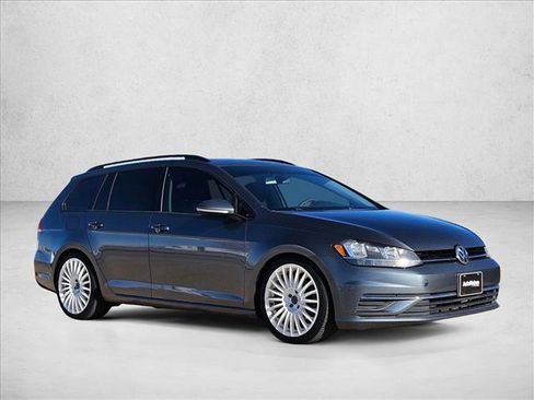 Used 2018 Volkswagen Golf SE image 3