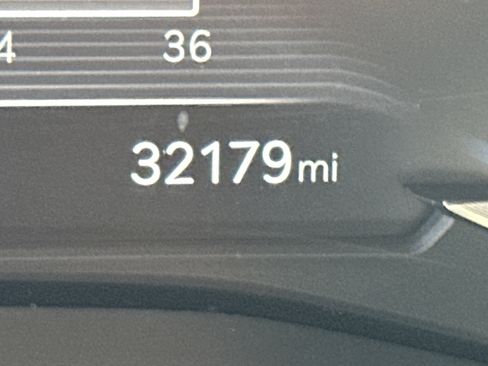 Used 2025 Genesis G70 2.5T image 27