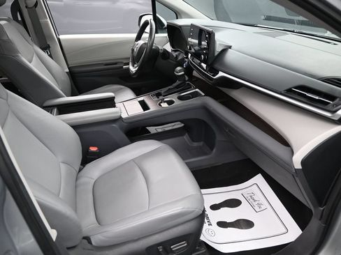 Used 2022 Toyota Sienna XLE FWD image 31