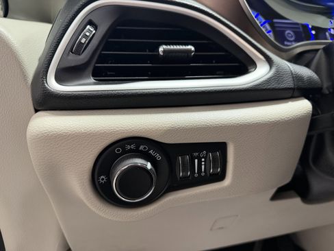 Used 2024 Chrysler Voyager LX image 12