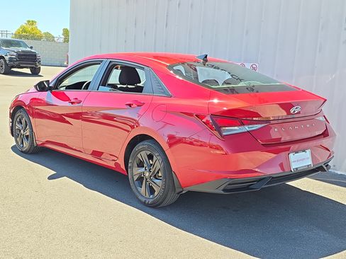 Used 2023 Hyundai Elantra SEL w/ Preferred Accessory Package FWD image 5