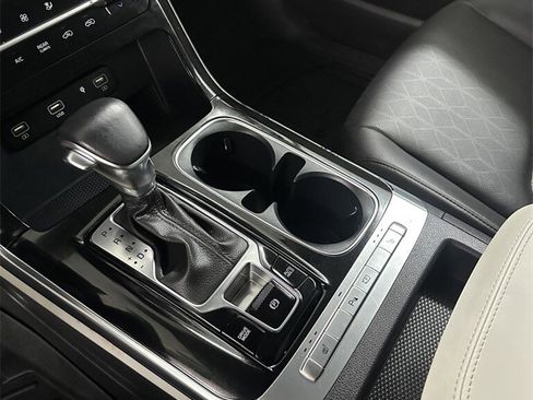 Used 2022 Kia Carnival EX image 17
