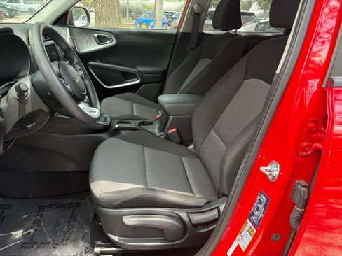 Used 2025 Kia Soul LX w/ LX Technology Package FWD image 24