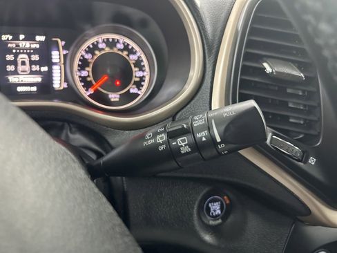 Used 2015 Jeep Cherokee Latitude w/ Comfort/Convenience Group image 37