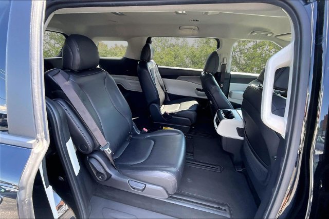 Used 2022 Kia Carnival LX FWD image 25