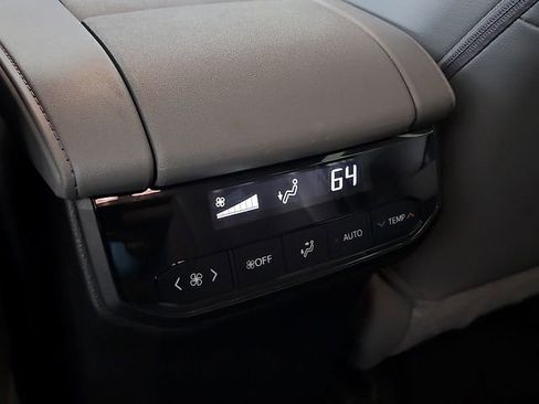 Used 2023 Toyota Highlander XLE image 12