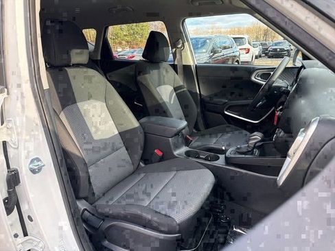 Used 2023 Kia Soul LX w/ LX Technology Package image 9