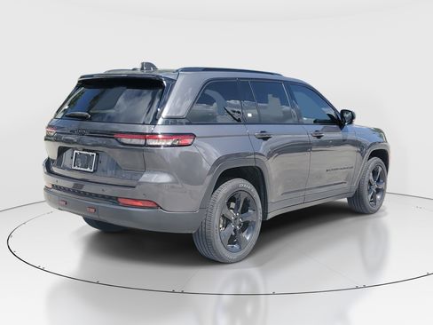 Used 2024 Jeep Grand Cherokee Altitude RWD image 7