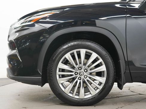 Used 2024 Toyota Highlander Platinum AWD/4WD image 26