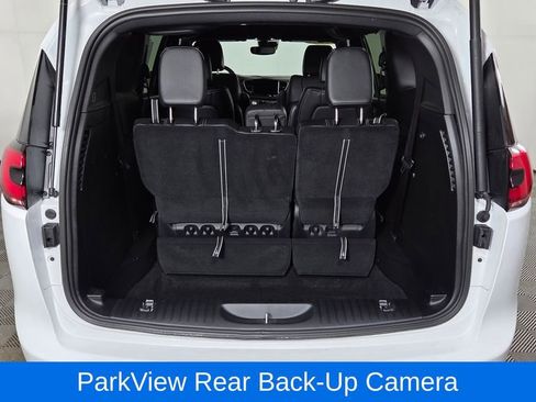 Used 2026 Chrysler Pacifica Select image 10
