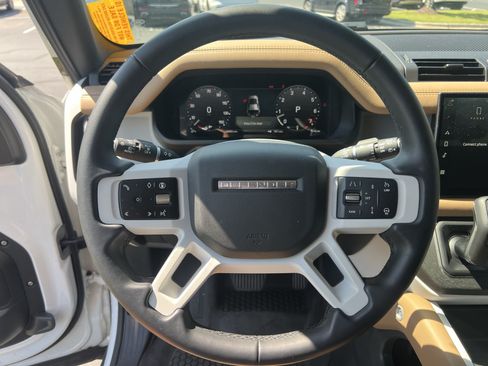 Used 2025 Land Rover Defender 110 X-Dynamic SE AWD/4WD image 21