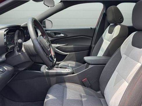 Used 2025 Chevrolet Trax RS w/ Sunroof Package FWD image 20