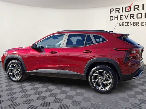 Used 2025 Chevrolet Trax LT w/ LT Convenience Package image 6