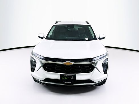 Used 2025 Chevrolet Trax LT w/ LT Convenience Package image 2