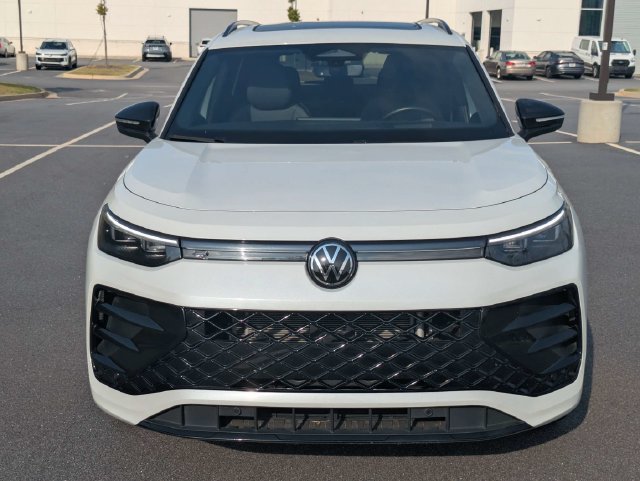Used 2025 Volkswagen Tiguan SE R-Line FWD image 9