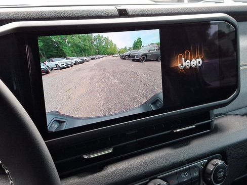 Used 2025 Jeep Gladiator Sport AWD/4WD image 17