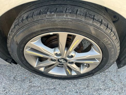Used 2017 Hyundai Elantra SE image 23