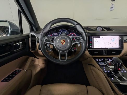 Certified 2023 Porsche Cayenne Platinum Edition image 21