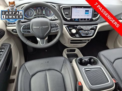 Used 2024 Chrysler Pacifica Touring-L FWD image 11