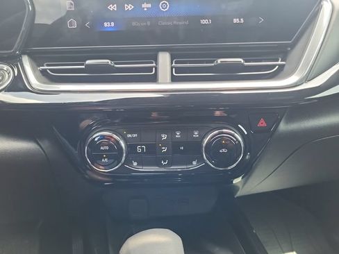 Used 2024 Chevrolet Trax RS w/ Sunroof Package FWD image 17