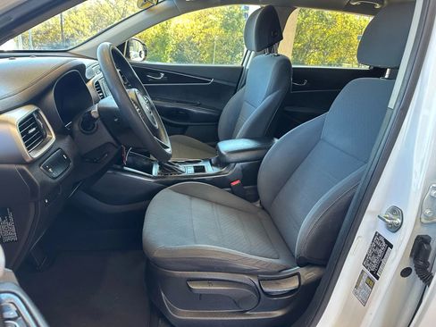 Used 2017 Kia Sorento LX Sport Utility 4D image 8