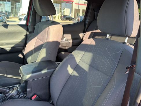 Used 2018 Toyota Tacoma TRD Sport AWD/4WD image 30