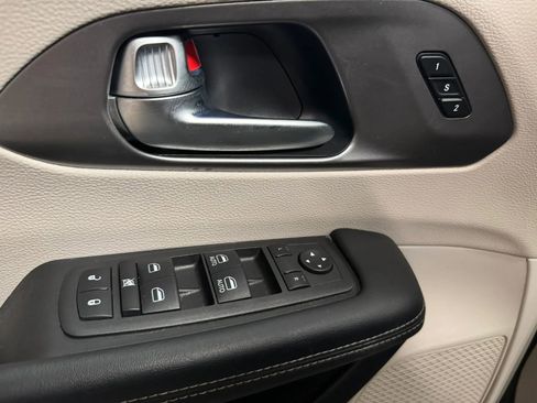Used 2023 Chrysler Pacifica Touring-L FWD image 10