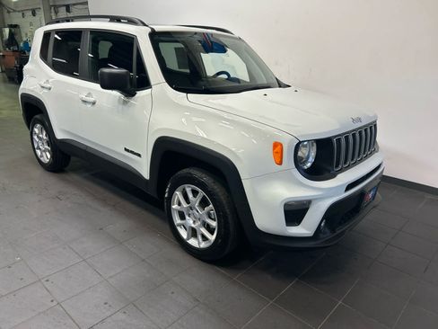 Used 2022 Jeep Renegade Latitude w/ Sun/Sound Group AWD/4WD image 2