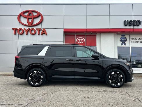 Used 2025 Kia Carnival EX image 7